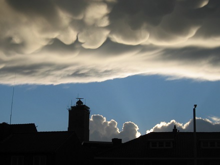 Mammatus clouds