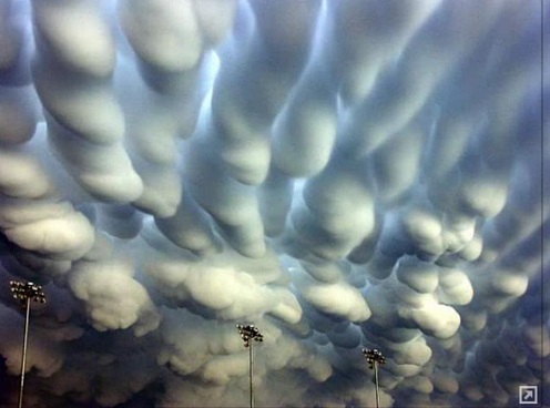 Mammatus clouds